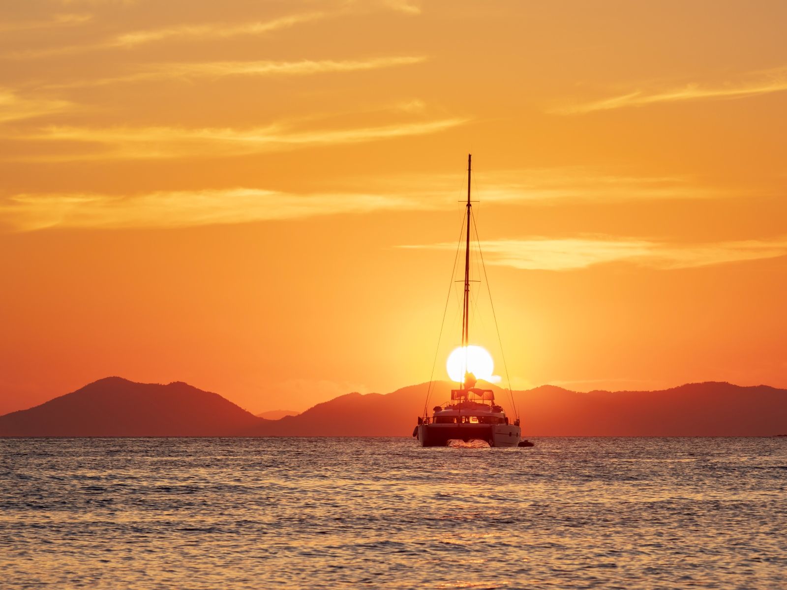 Вечерний круиз по архипелагу Антхой с TianaTours: купание у островов, ужин на борту катамарана и мягкий закат над морем.