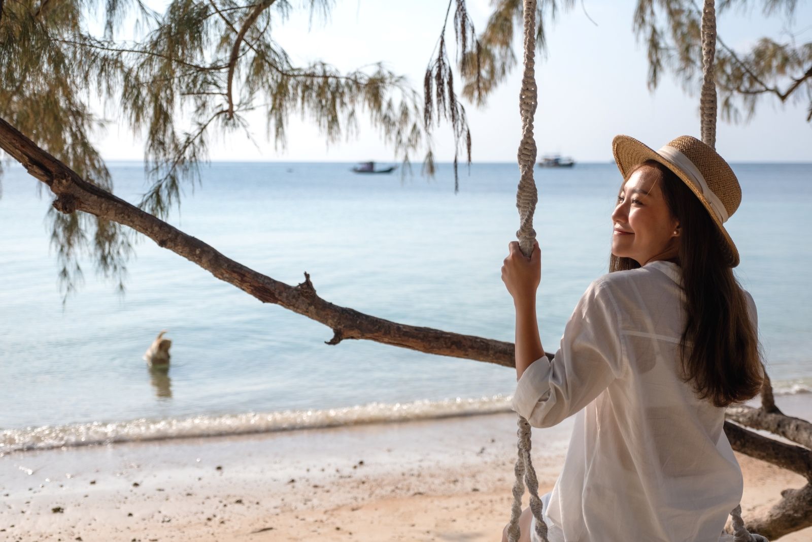 Пляж Bai Sao в экскурсии «Сердце острова Фукуок»: светлый мелкий песок, пологий вход в тёплое море и спокойная атмосфера, где после реки, водопада, храмов и ремёсел можно просто искупаться и отдохнуть в тени.