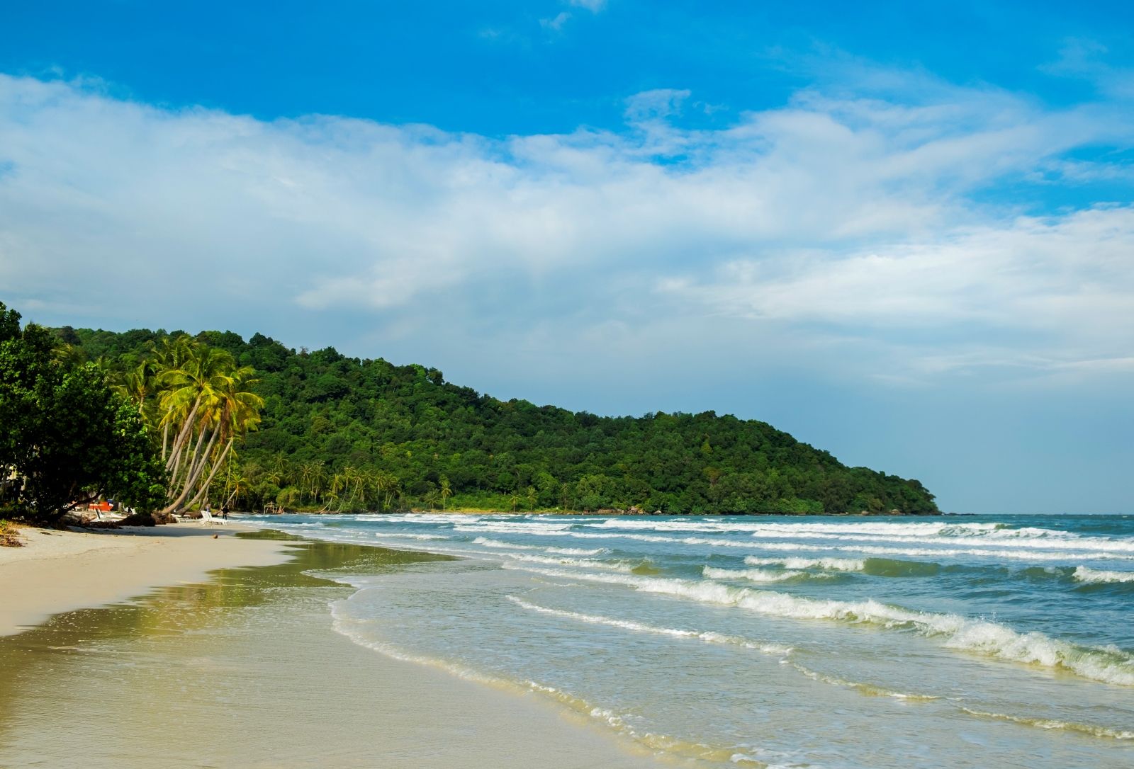 Пляж Bai Sao на юго-востоке Фукуока: мягкий светлый песок, пологий вход в бирюзовую воду, качели у кромки моря и кафе вдоль берега — одно из самых фотогеничных мест острова для купания и отдыха.