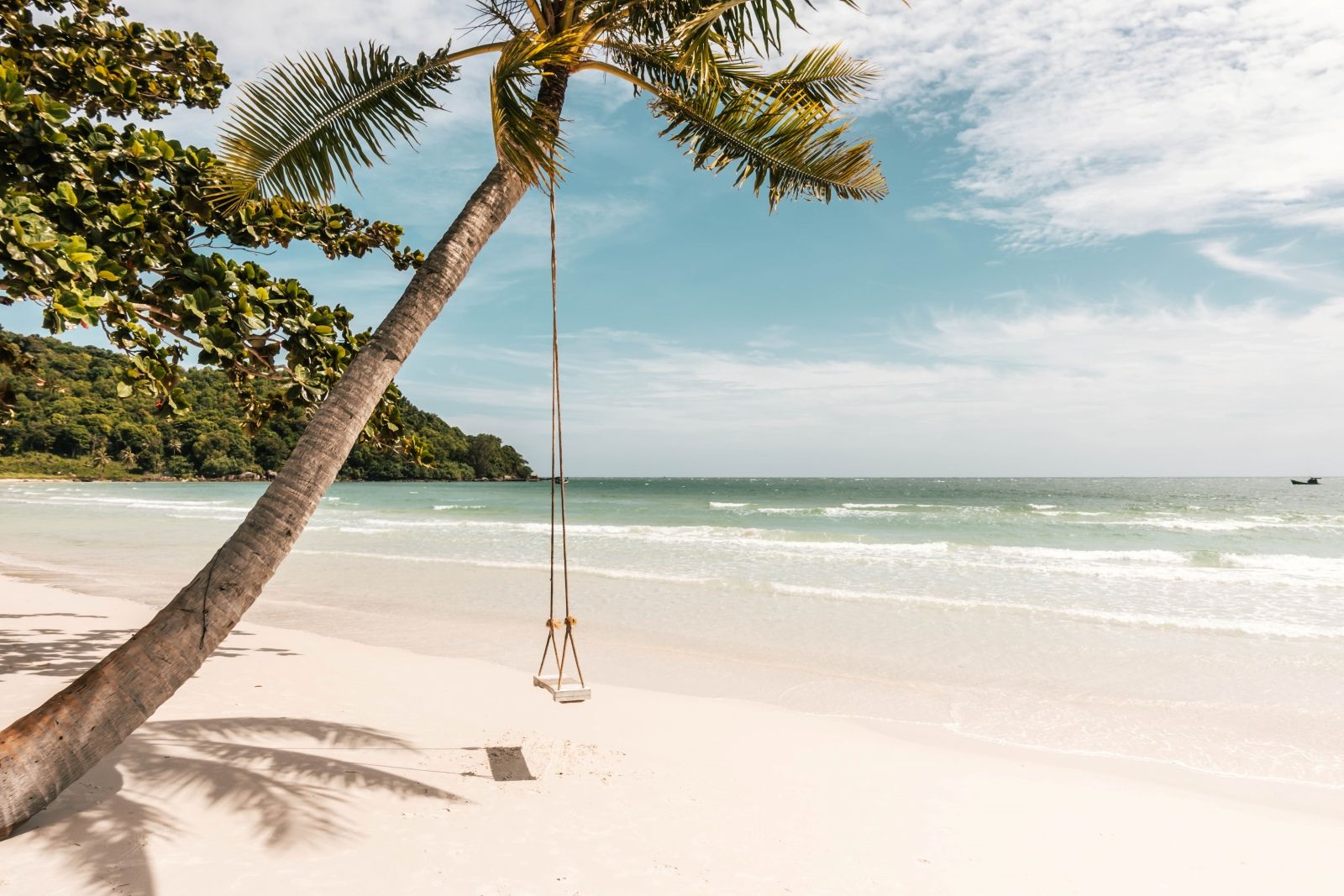 Экскурсионная остановка на пляже Bai Sao: после насыщенной программы вы сможете искупаться, отдохнуть в шезлонге, сделать фото на качелях над водой и увидеть, за что этот пляж так любят путеводители.