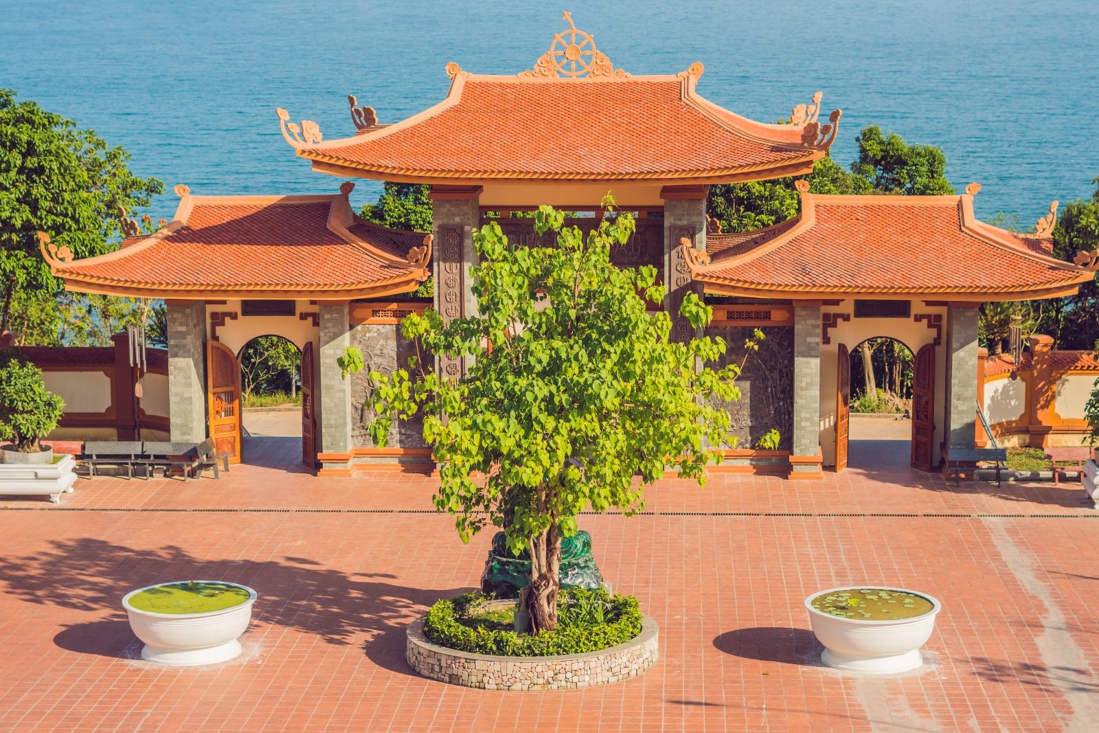 Пагода Хо Куок на юге Фукуока: буддийский комплекс школы Trúc Lâm на склоне с видом на море, ворота там-куан, лестницы с каменными драконами и просторные террасы для молитвы и медитации.