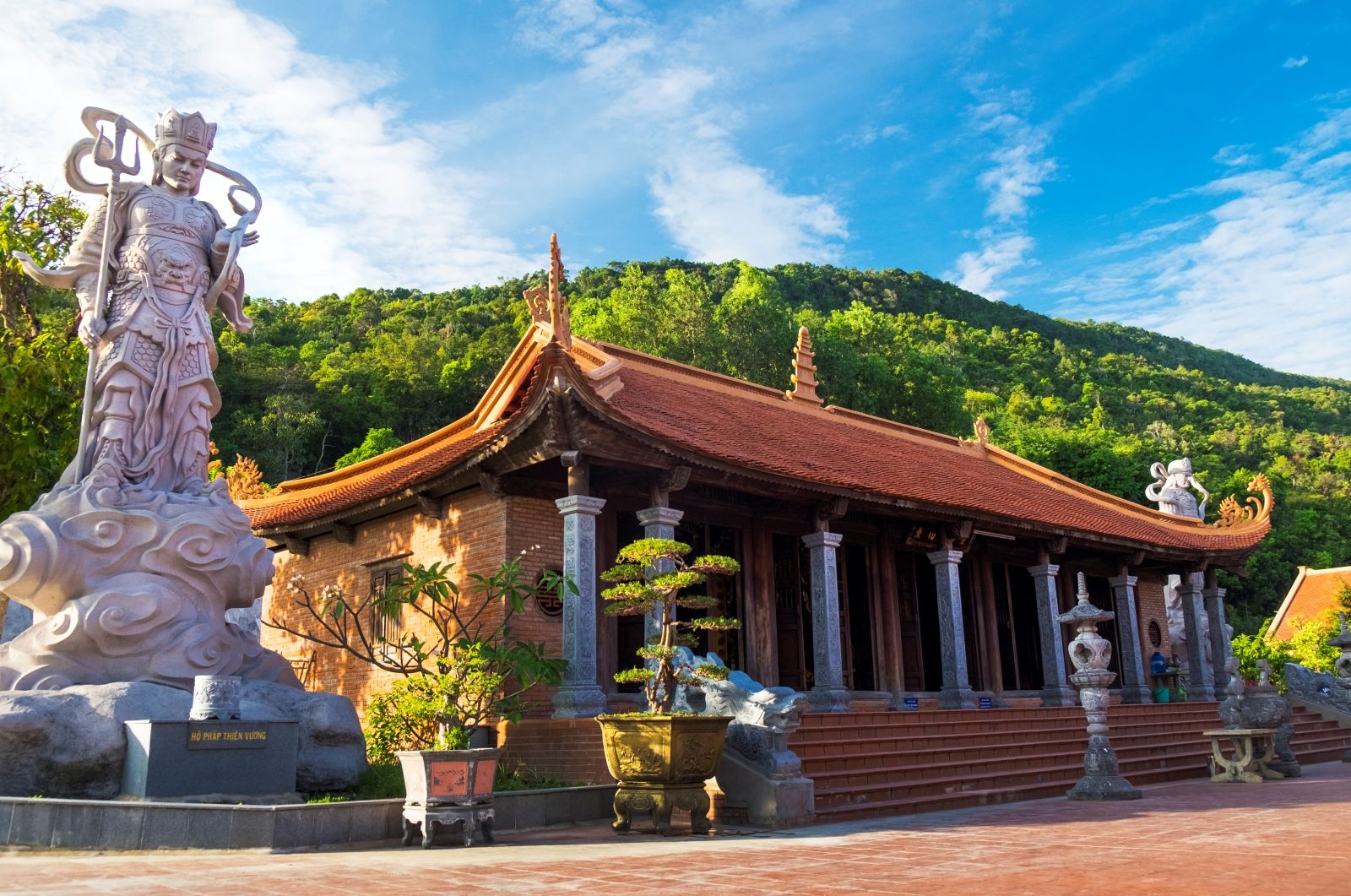 Экскурсия по ремёслам и памяти южного Фукуока: дегустации сим-вина, рыбного соуса и продуктов из ласточкиных гнёзд дополняются сильной по эмоциям остановкой в Кокосовой тюрьме и отдыхом на Bai Sao.