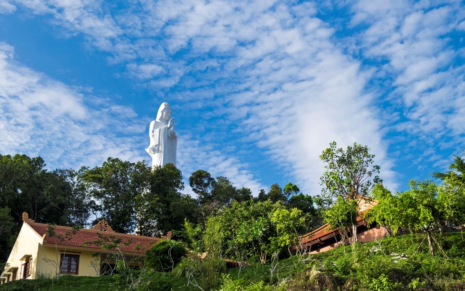 Обзорная экскурсия по культуре и быту южного Фукуока: вы увидите, как делают жемчуг, перец и шёлк, узнаете о традиции nước mắm, посетите Кокосовую тюрьму и медитативный комплекс Хо Куок у моря.