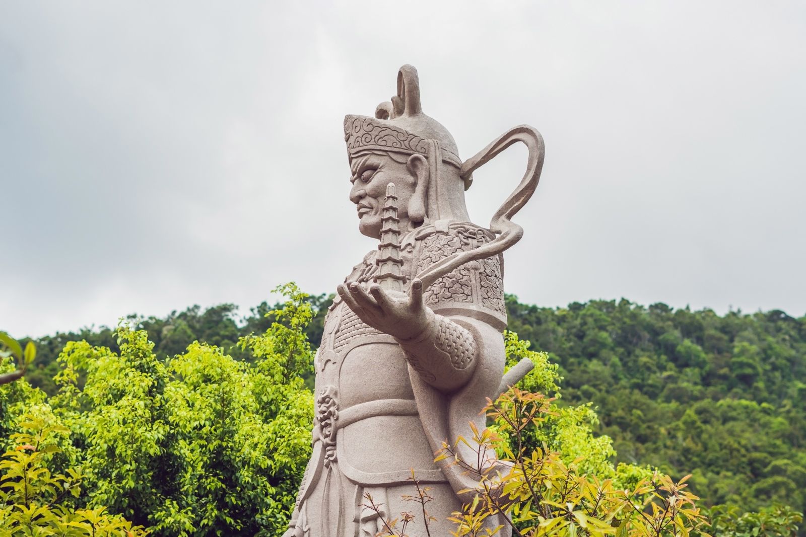 Тур по южному Фукуоку: ремёсла и гастрономия острова, Кокосовая тюрьма как точка памяти, буддийский комплекс Хо Куок с видом на море и один из самых красивых пляжей — Bai Sao, где легко «выдохнуть» после насыщенного дня.