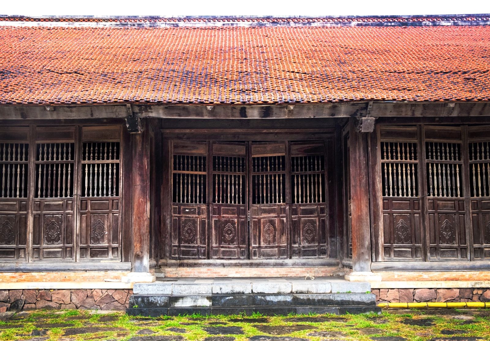 Пагода Хо Куок в южной части Фукуока: широкие ступени, украшенные драконами, тихие дворики, статуи Будды и вид на Сиамский залив, создающие атмосферу спокойствия и уединения.