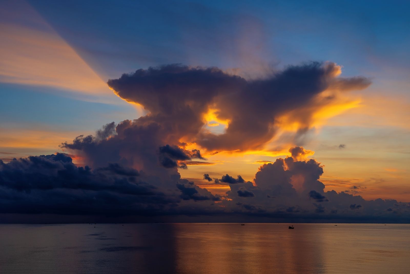 Глубоководная рыбалка у Антхоя подходит тем, кто ищет не просто прогулку по морю, а живую охоту за трофеями: катер с эхолотом, сложный рельеф, смена точек и честный ужин из того, что сами поймали.