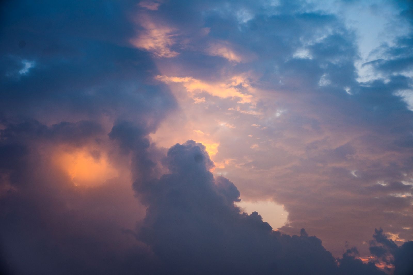 Романтичный закат в открытом море как финал глубоководной рыбалки у Антхоя: яркое небо над рифами, спокойные волны и ощущение, что лучшая часть дня прошла с удочкой и катушкой в руках.