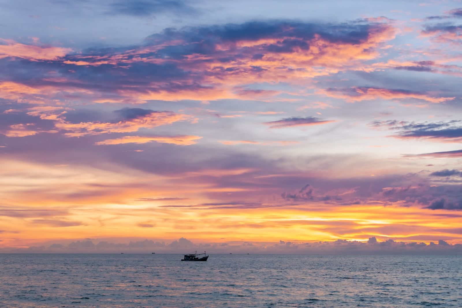 Вечерний выход на глубоководную рыбалку у Антхоя: мягкий свет, уходящее солнце, работа по глубинным точкам и закатный ужин из барракуды, кобии или групера, приготовленных прямо на борту.