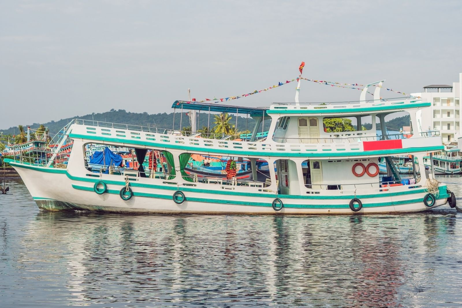 Глубоководная рыбалка с Фукуока — это переход к архипелагу Антхой, ловля с дрейфа или якоря, поиск хищника по эхолоту и сильные поклёвки на рифовых «бровках» и каменистых грядах.