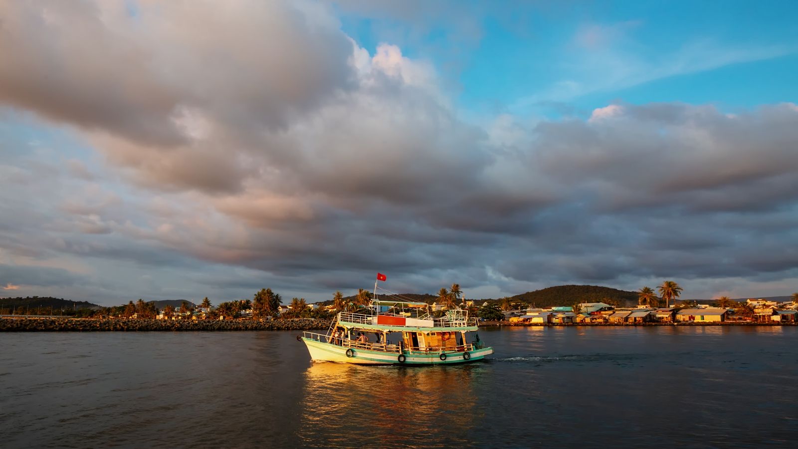 В программе глубокой рыбалки у архипелага Антхой — работа по глубинным точкам, помощь экипажа с оснасткой и шанс достать из моря по-настоящему крупную хищную рыбу, а не просто «пляжный» улов.