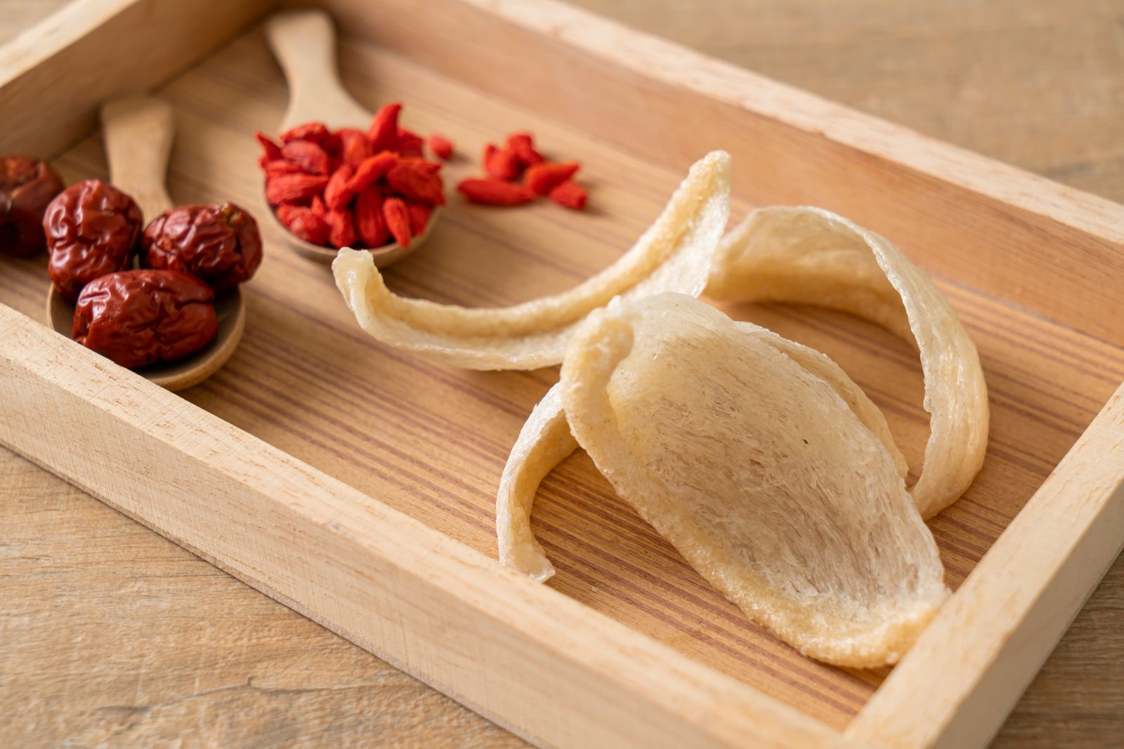 Производство съедобных гнёзд саланган на Фукуоке: ручная очистка, сортировка по классам, сушка и витрина с подарочными наборами — продукт, вокруг которого во Вьетнаме сложилась отдельная культура.