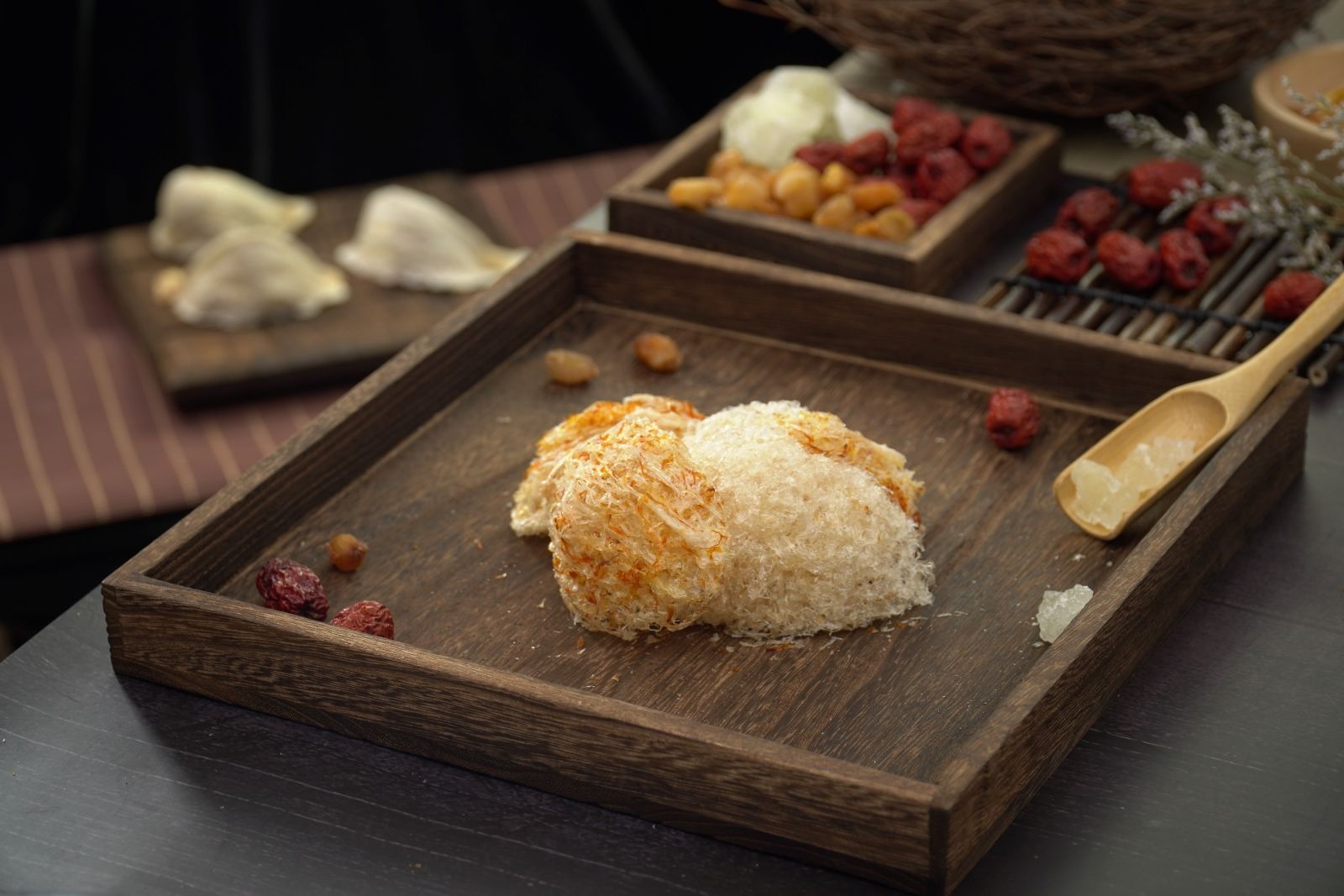 Обзорный тур по южному Фукуоку раскрывает остров через ремёсла, гастрономию и историю: шёлк, жемчуг, перец, рыбный соус, Кокосовая тюрьма, буддийский комплекс Хо Куок и белый песок пляжа Бай Сао.