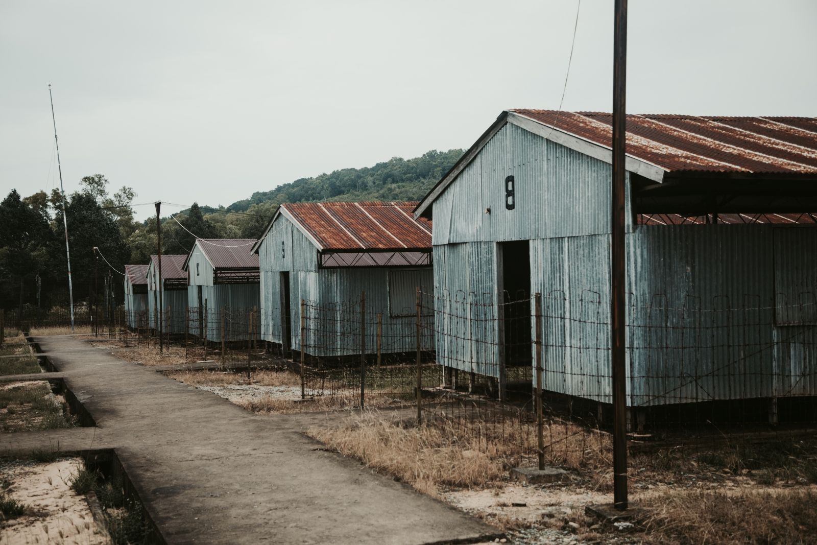 Кокосовая тюрьма на Фукуоке — музейно-мемориальный комплекс: архивные фото, документы, реконструкции бараков и «тигриные клетки» помогают представить условия содержания узников во время войны.