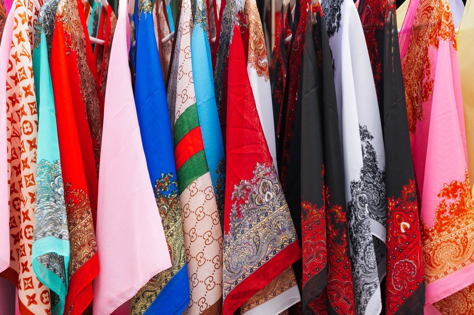 Шёлк как ремесло на Фукуоке: демонстрация этапов шелководства, ручные ткацкие станки, полки с шарфами и платками разных расцветок — наглядное знакомство с одной из старейших текстильных традиций региона.