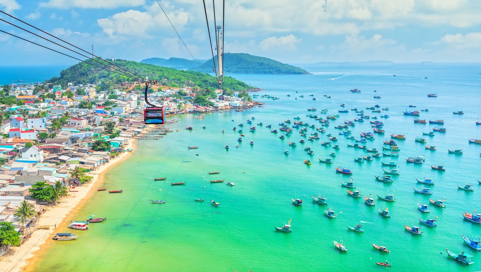 Поездка на канатной дороге Ан Тхой – Hòn Thơm воспринимается как отдельная обзорная экскурсия: сверху видны рыбацкие посёлки, островки архипелага Антхой и меняющиеся оттенки моря у южного Фукуока.