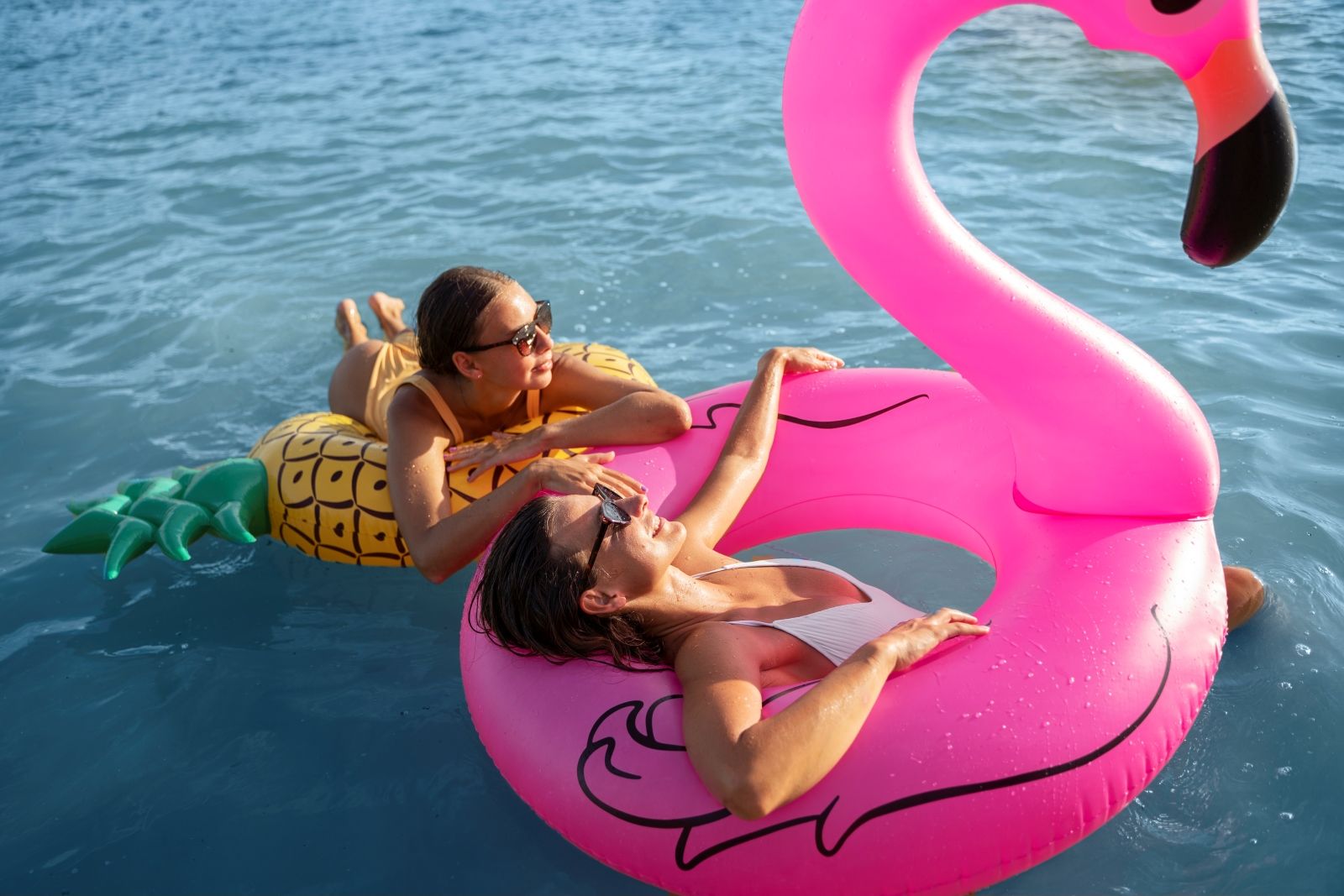 Морской круиз на катамаране по южным островам Фукуока: на борту всё включено — маски и ласты для сноркелинга, снасти для рыбалки, сапборды, тюбинг, обед или ужин и напитки, чтобы просто отдыхать и наслаждаться Антхоем.