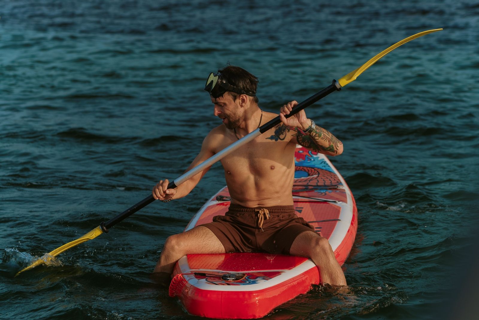 Во время морского круиза по архипелагу Антхой можно встать на сапборд прямо с катамарана и спокойно идти по глади Сиамского залива.