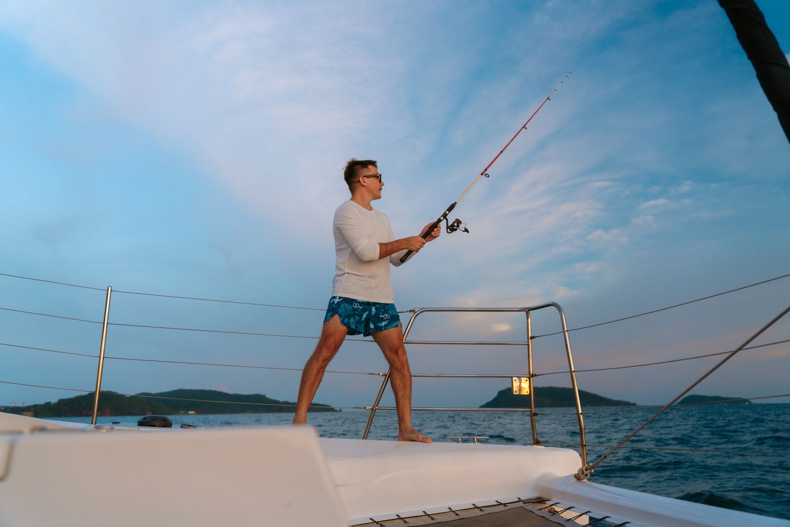 Рыбалка во время морского круиза на катамаране по Фукуоку: снасти уже на борту, капитан ищет рыбу у островов Гам Ги и Май Рут, улов можно взять с собой.