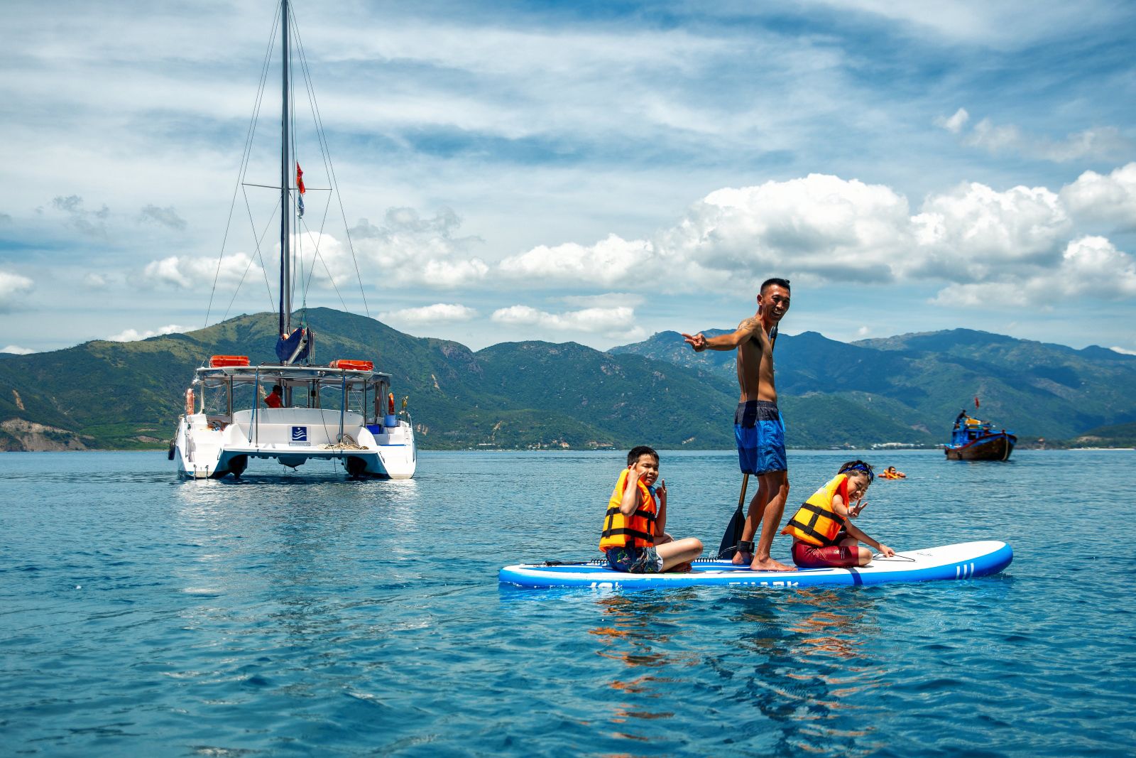 Морской круиз на катамаране по Фукуоку помогает без пересадок добраться до островов Гам Ги и Май Рут, маршрут проходит по коралловым рифам архипелага Антхой