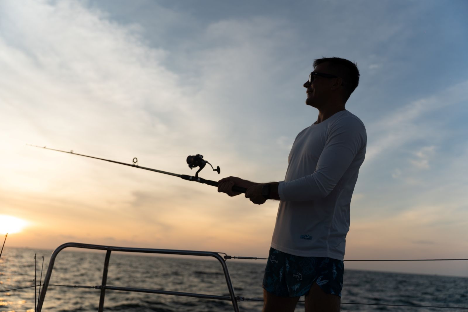 Развлечения на борту парусного катамарана Фукуок включают снасти для рыбалки, SUP-борды и тюбинг, музыкальную систему и снаряжение для сноркелинга.