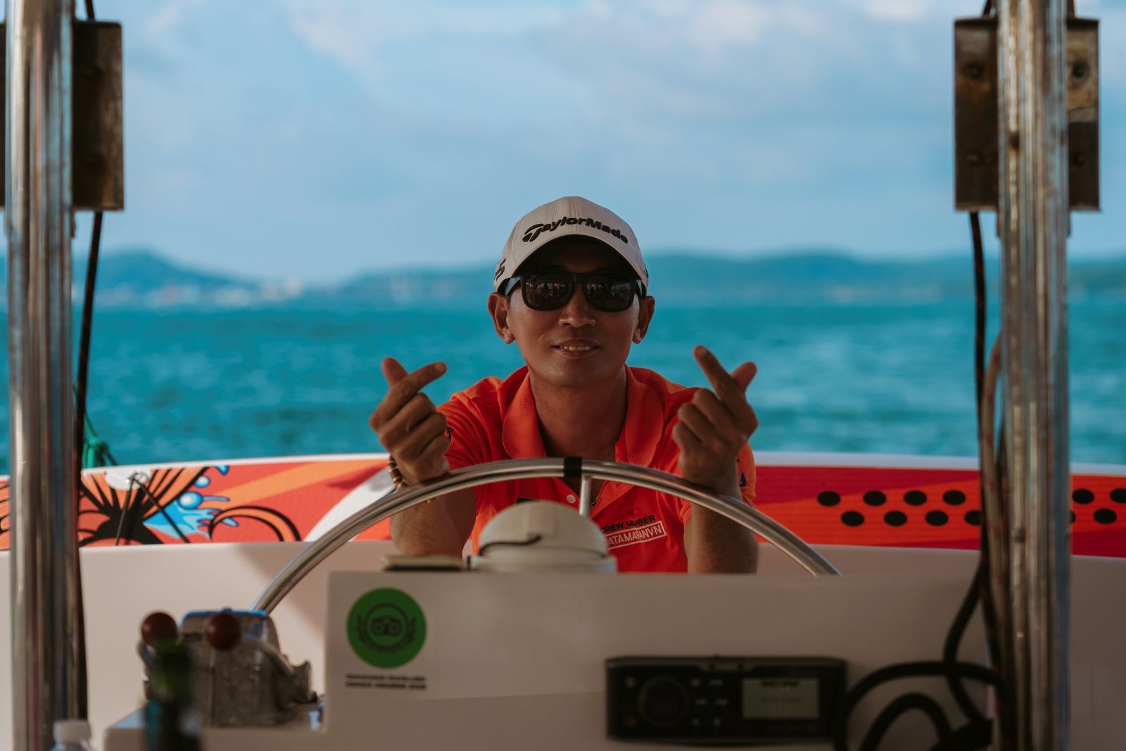 Русскоязычный стюард, капитан и команда включены в стоимость морского круиза на катамаране по Фукуоку, контролируют безопасность и помогают гостям на борту