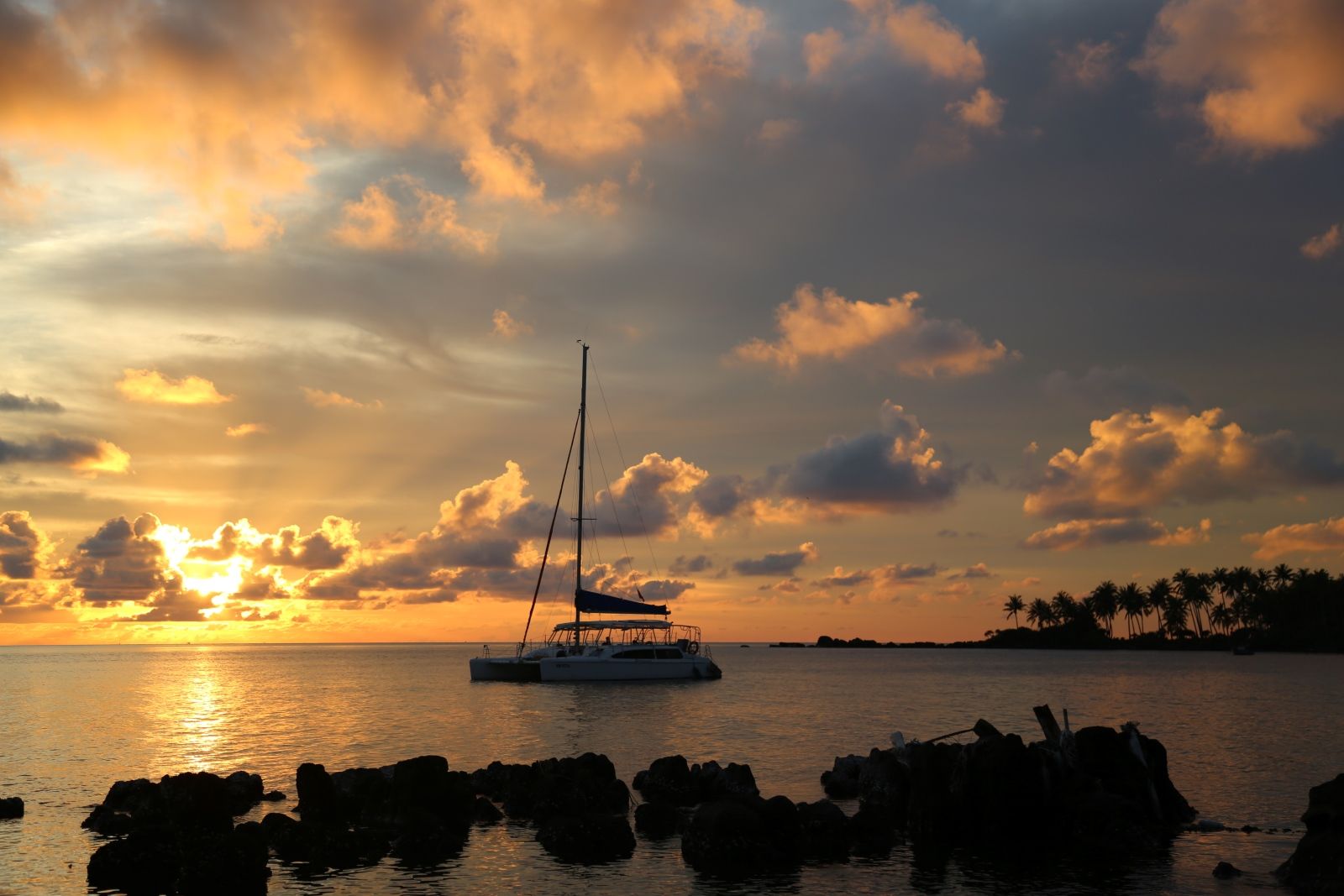 Морской круиз на парусном катамаране по архипелагу Антхой на Фукуоке: коралловые сады у Гам Ги, остановка у Май Рут, сноркелинг, рыбалка и отдых на палубе