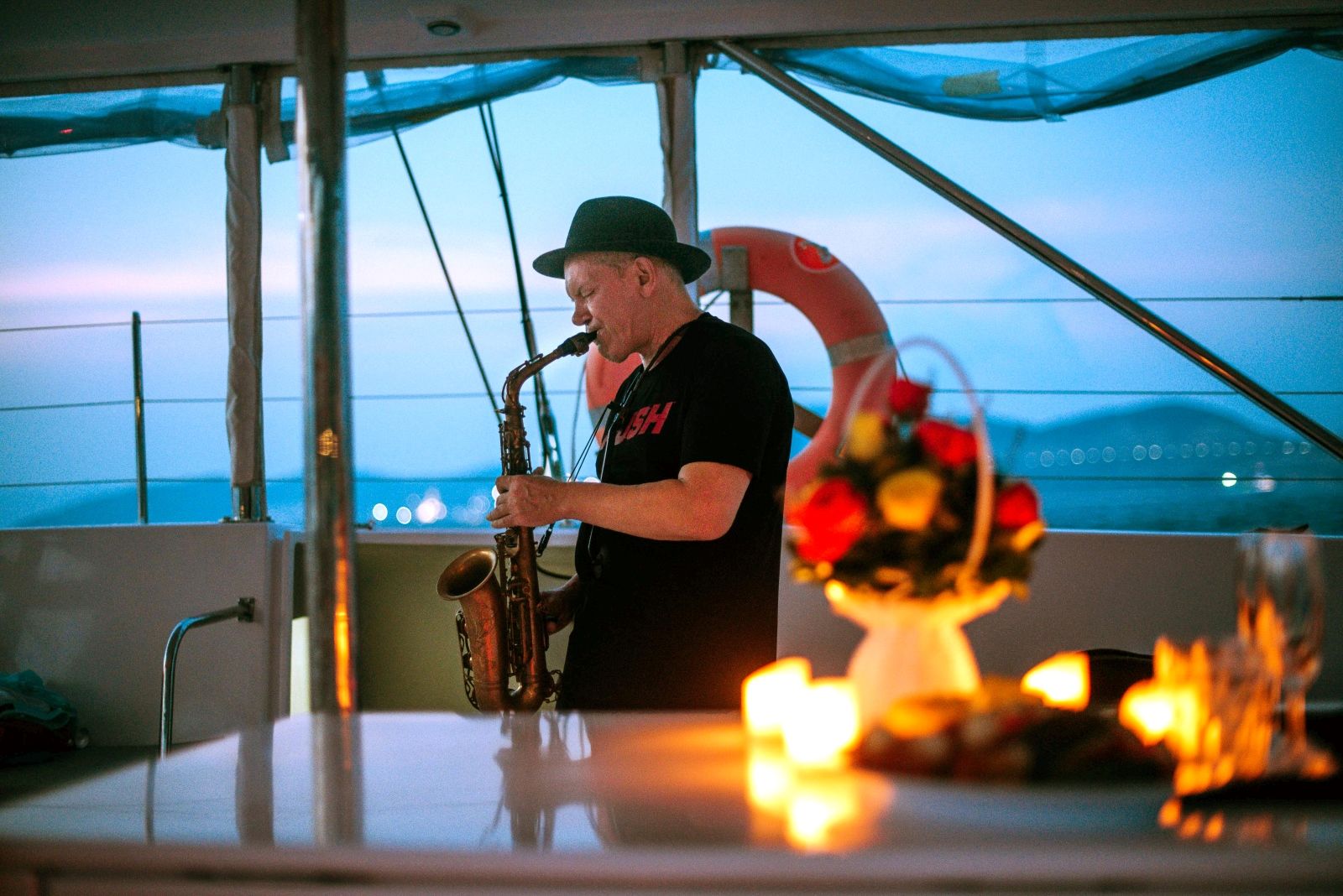 На морском круизе по Фукуоку можно дополнительно заказать живую музыку или диджея, превращая переход между островами архипелага Антхой в уютную вечеринку.