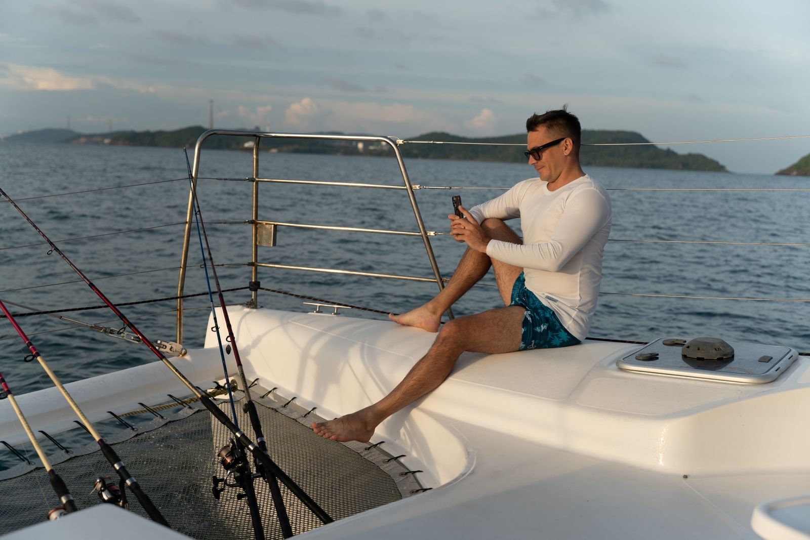 На парусном катамаране по Фукуоку можно лежать на носовой сетке и загорать, слушая шелест волн и глядя на архипелаг Антхой, пока яхта идёт между островами.