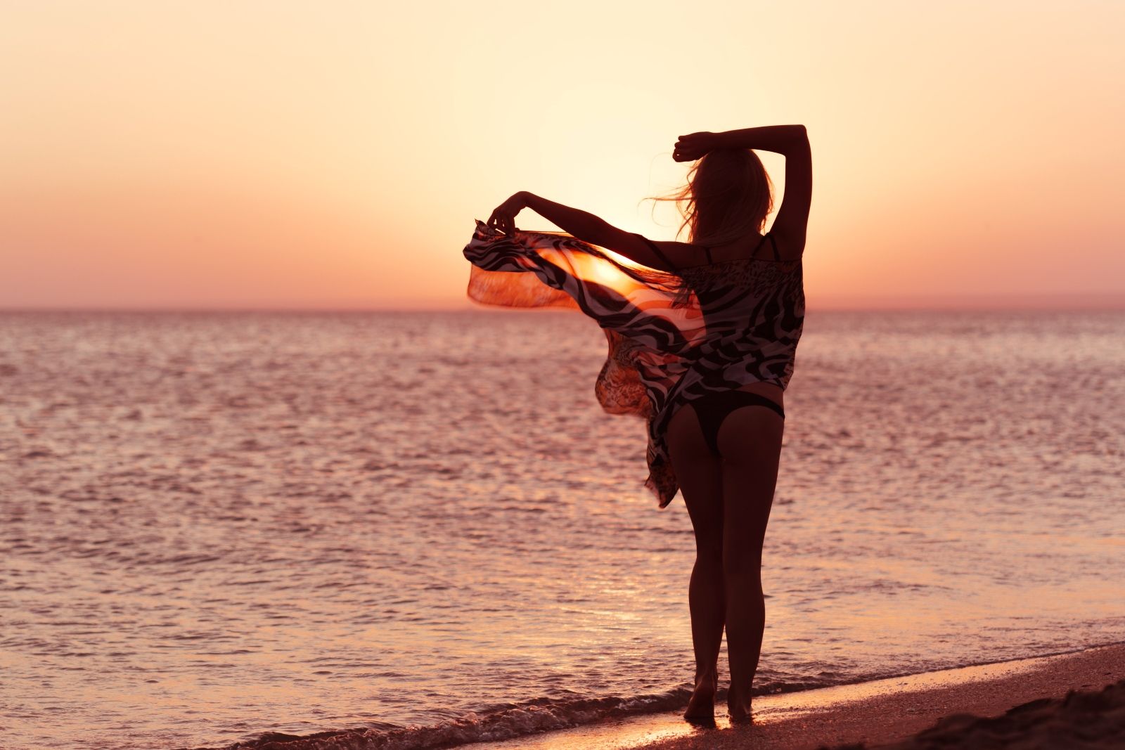 Завершение обзорной экскурсии по Фукуоку на пляже Bai Sao: дугообразная бухта с бирюзовой водой, качели у кромки моря и мягкий песок под ногами — идеальное место, чтобы выдохнуть после Mount маршрута по природе и культуре острова.