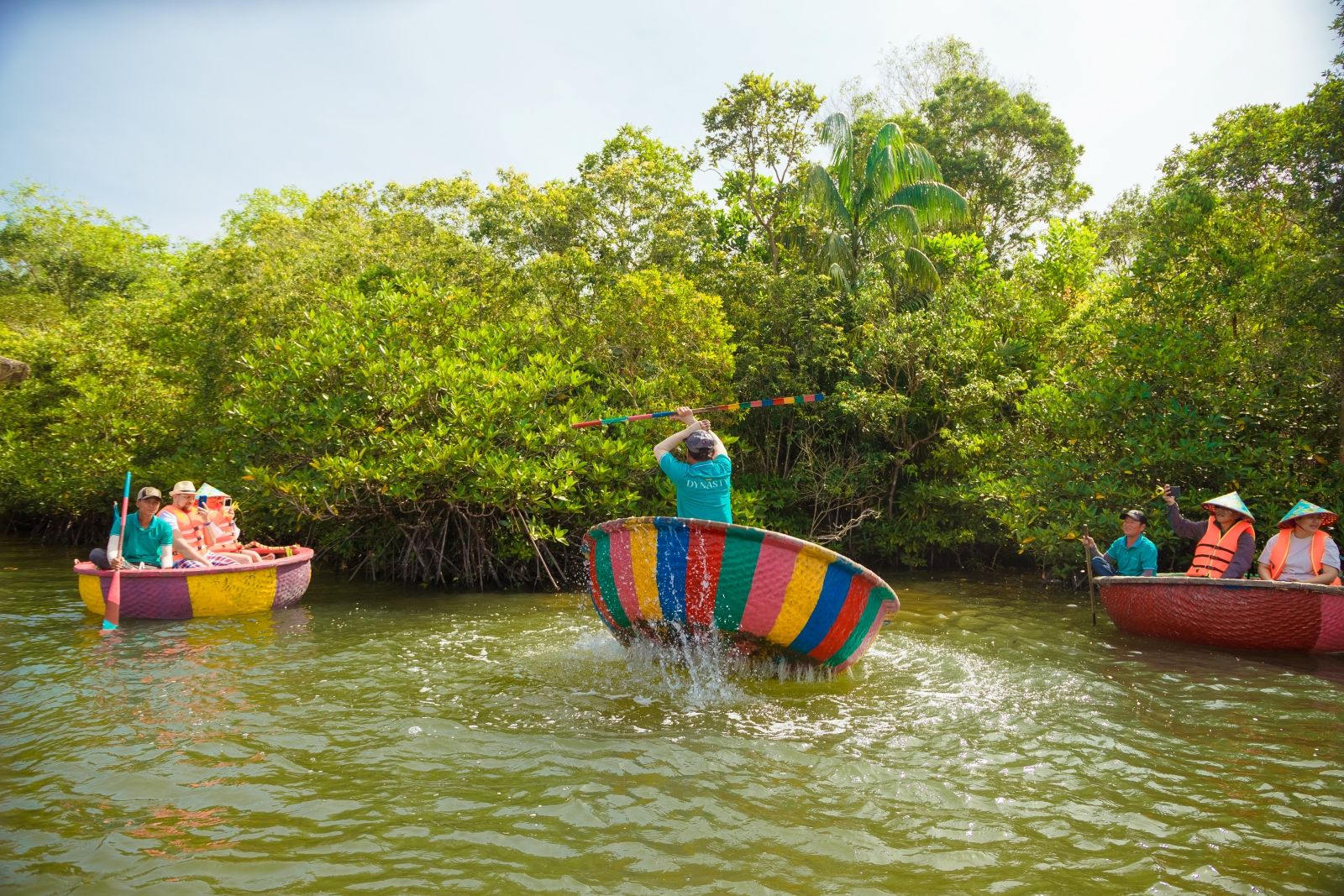 Традиционные бамбуковые корзиночные лодки Thung Chai на реке Куа Кан: туристы сплавляются по спокойной воде мимо рыбацких хижин и мангровых зарослей, знакомясь с повседневным бытом северного Фукуока.