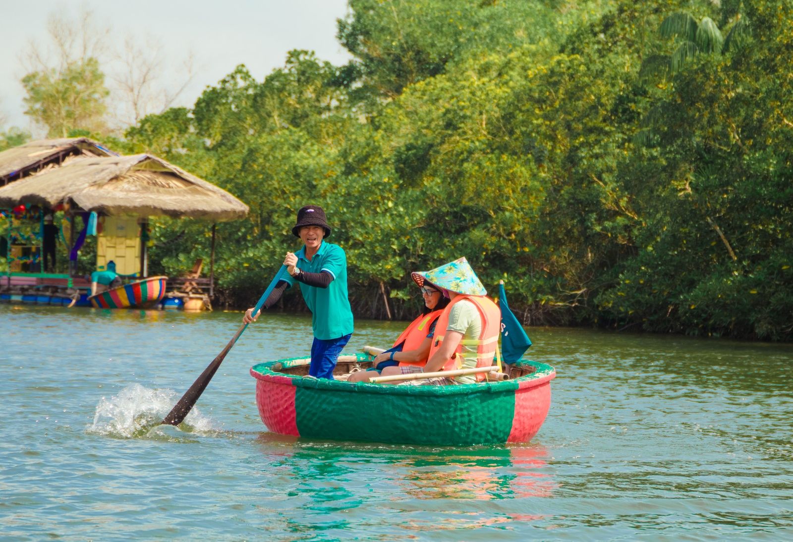 Река Куа Кан на северо-западе Фукуока: круглые бамбуковые лодки Thung Chai, тихая вода, песчано-илистое дно и деревенские хозяйства по берегам — аутентичная часть обзорной экскурсии по острову.
