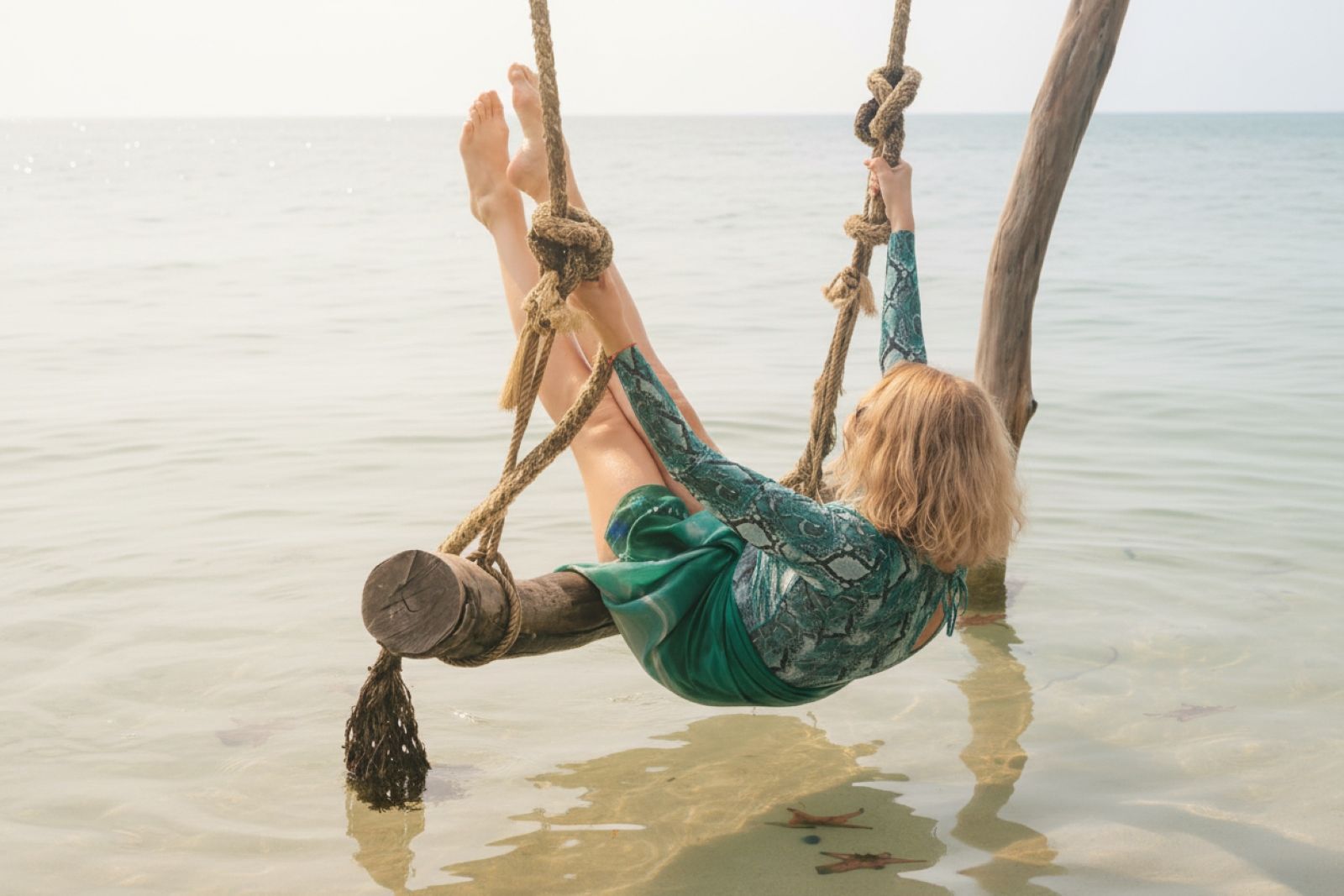 Инстаграмный тур по северу Фукуока: корзиночные лодки на реке Куа Кан и легендарный пляж морских звёзд, где каждое фото выглядит как открытка.