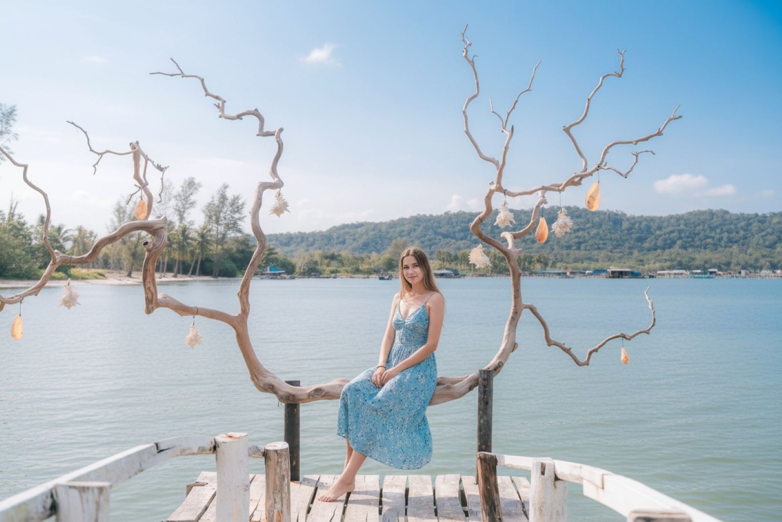 На пляже Starfish Beach туристы отдыхают на шезлонгах, фотографируют морских звёзд в прозрачной воде и гуляют по мягкому светлому песку северного Фукуока.