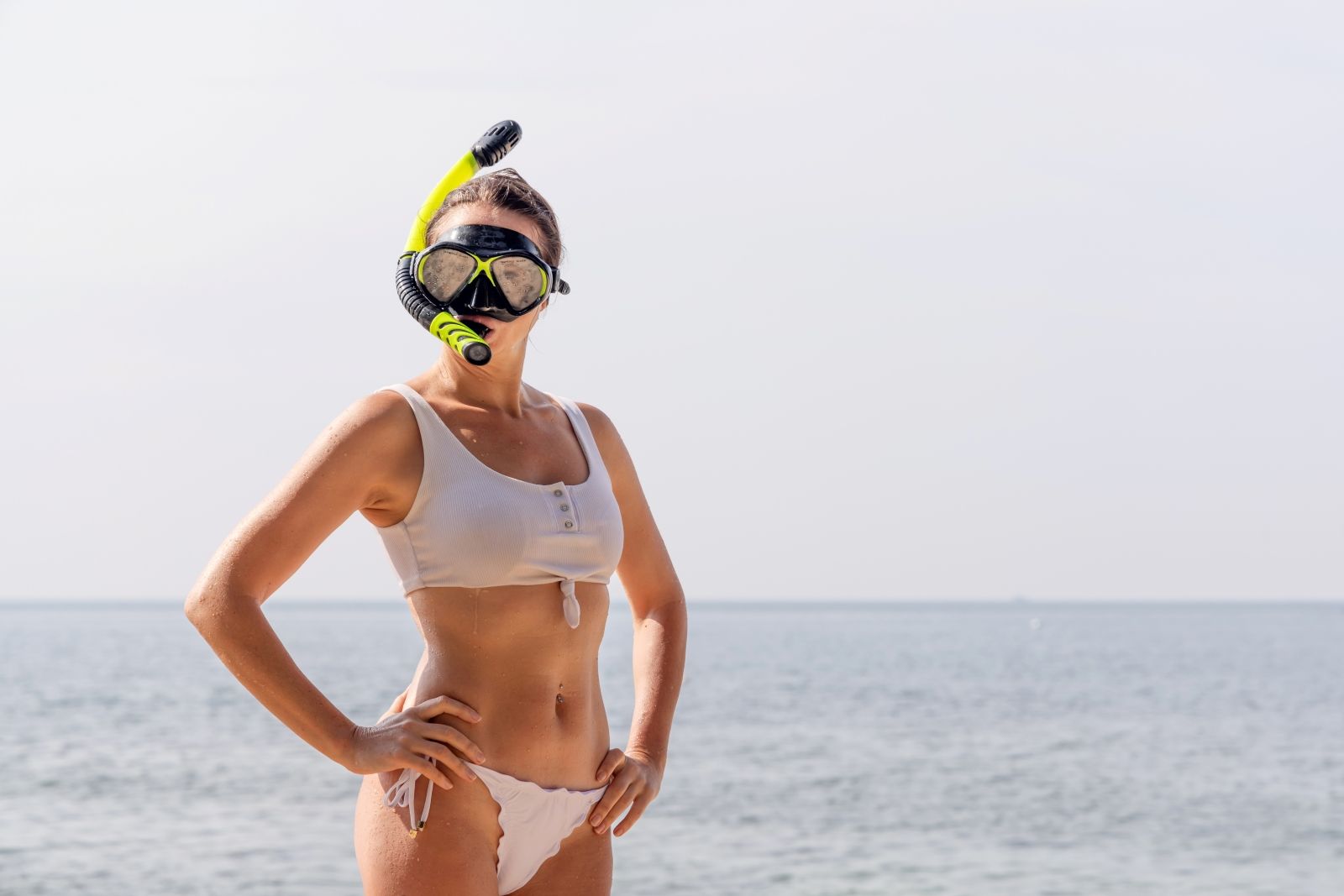 На борту лодки во время тура по Антхою подают обед из свежих морепродуктов и вьетнамских блюд, так что день на море проходит без забот о еде.