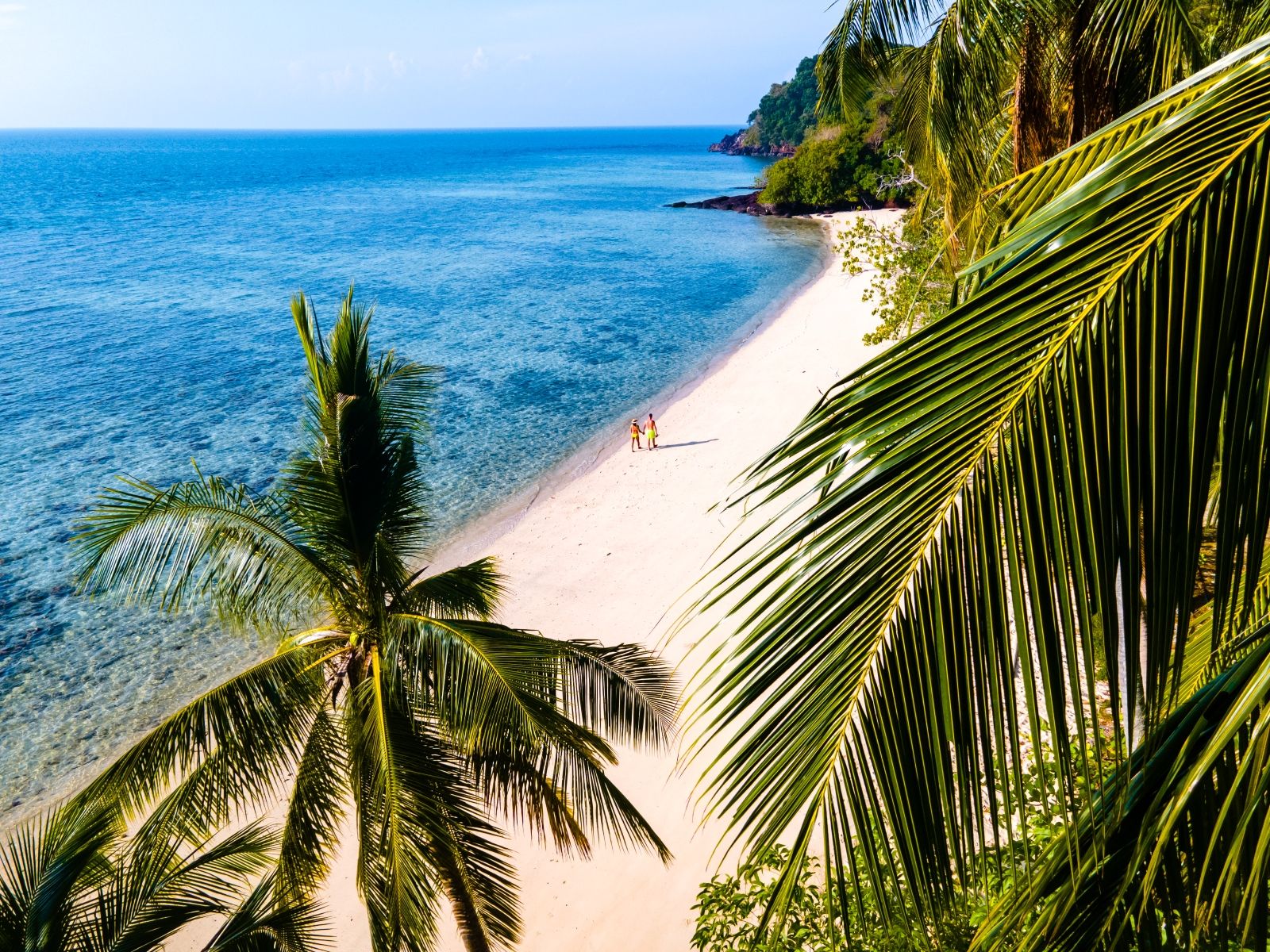 Пляж Bai Sao на юго-востоке Фукуока: светлый песок, спокойное море и пологий вход в воду делают его идеальной финальной точкой экскурсии «Сердце острова Фукуок» — здесь можно искупаться, отдохнуть и завершить день в мягком тропическом свете.